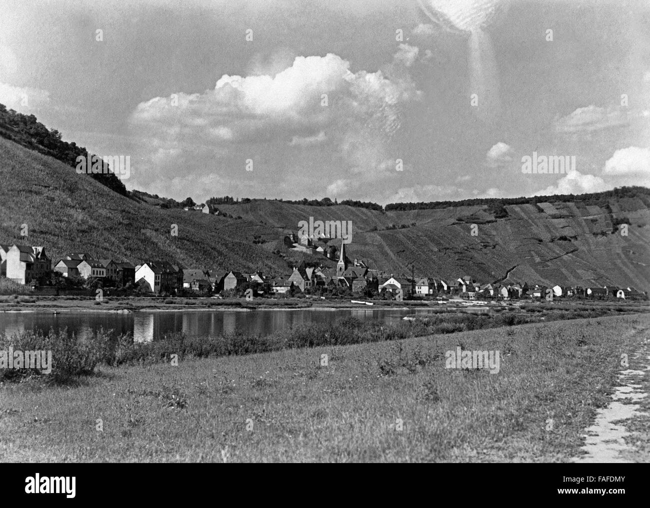 Blick auf die Ortschaft Uerzig an der Mosel, Deutschand 1930er Jahre. Vista del villaggio Uerzig sul fiume Mosella, Germania 1930s. Foto Stock