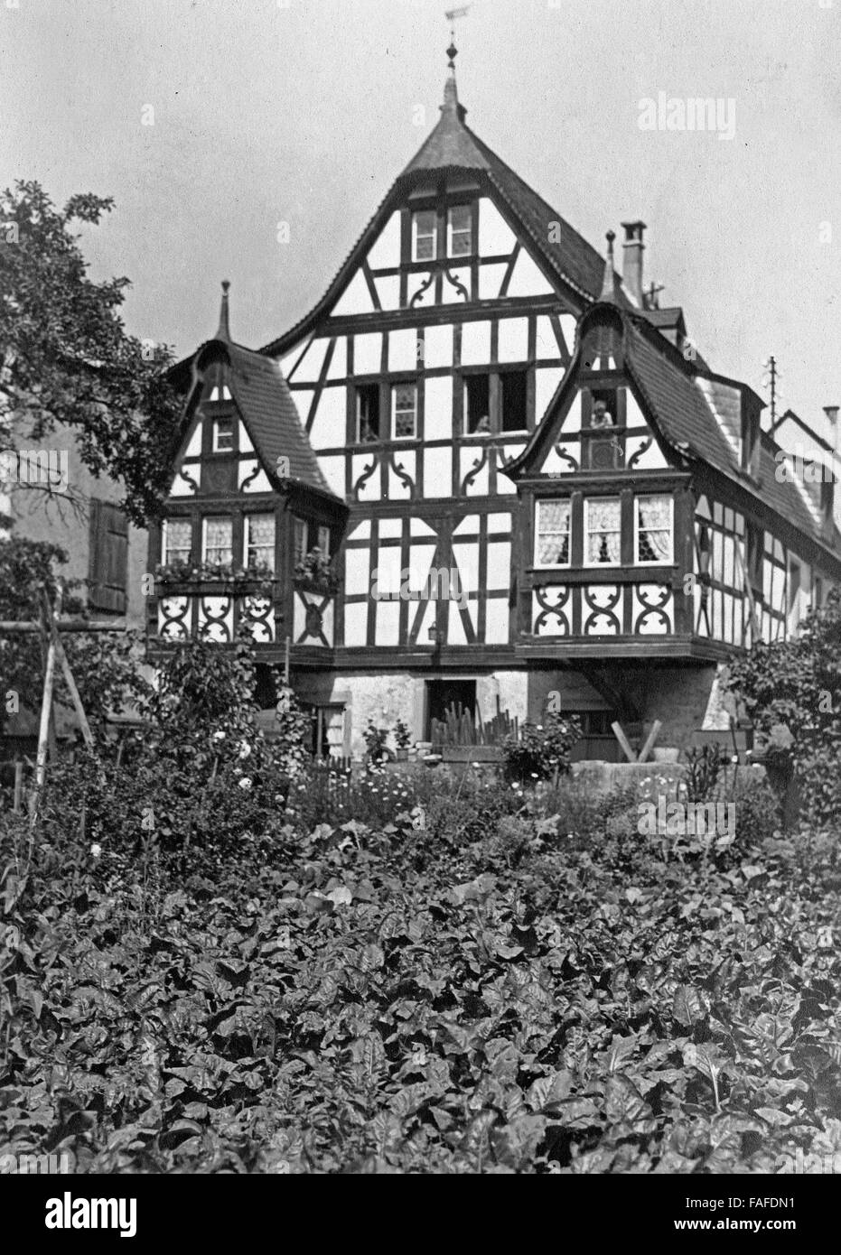 In Dreigiebelhaus Kröv an der Mosel, Deutschland 1930er Jahre. Casa in legno con tre frontoni a Kroev sul fiume Mosella, Germania 1930s. Foto Stock