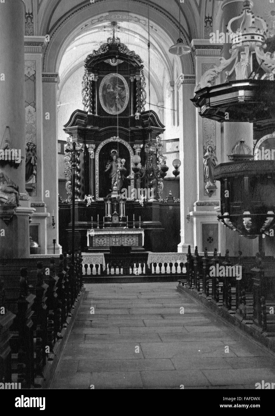 In der Kirche San Giuseppe in Beilstein an der Mosel, Deutschland 1930er Jahre. All'interno di san Giuseppe la chiesa al Beilstein sul fiume Mosella, Germania 1930s. Foto Stock