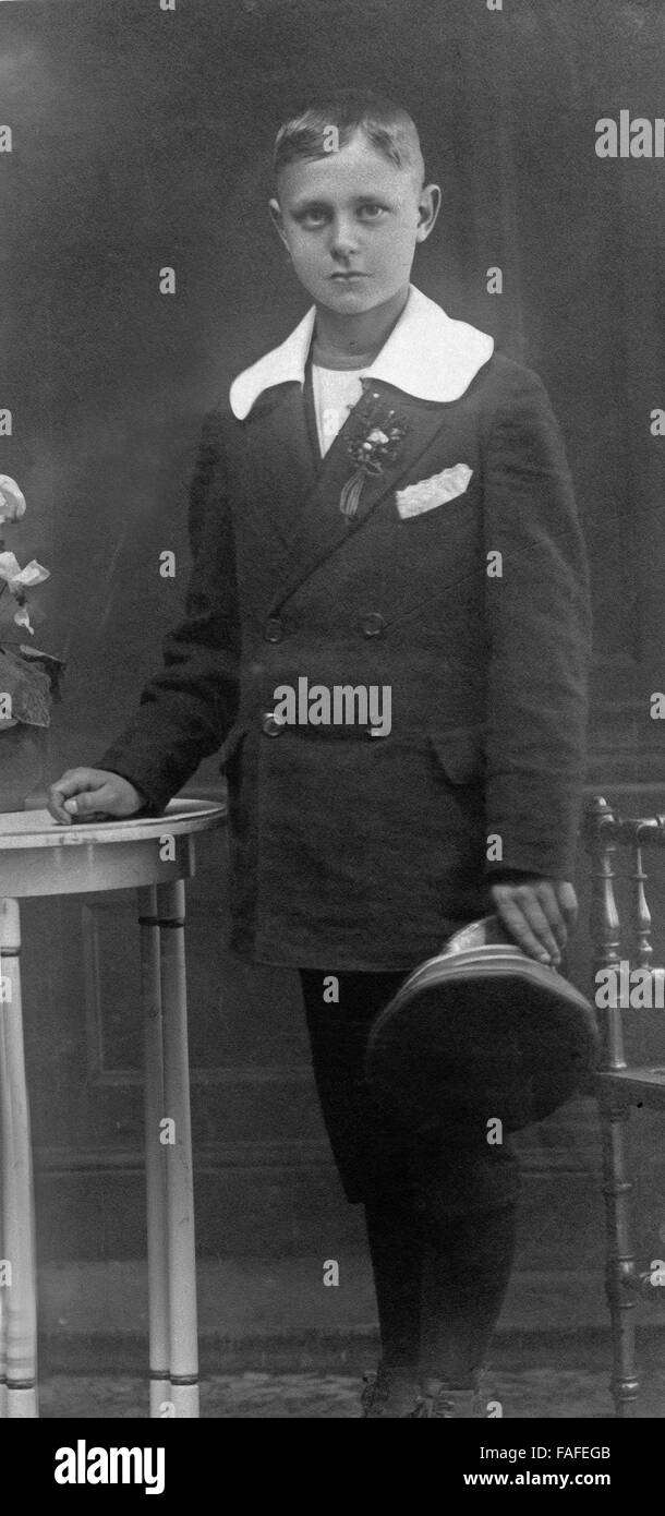 Ein kleiner Junge bei circuizione ersten heiligen Kommunion, Deutschland 1900er Jahre. Un ragazzino alla sua prima santa Comunione, Germania 1900s. Foto Stock