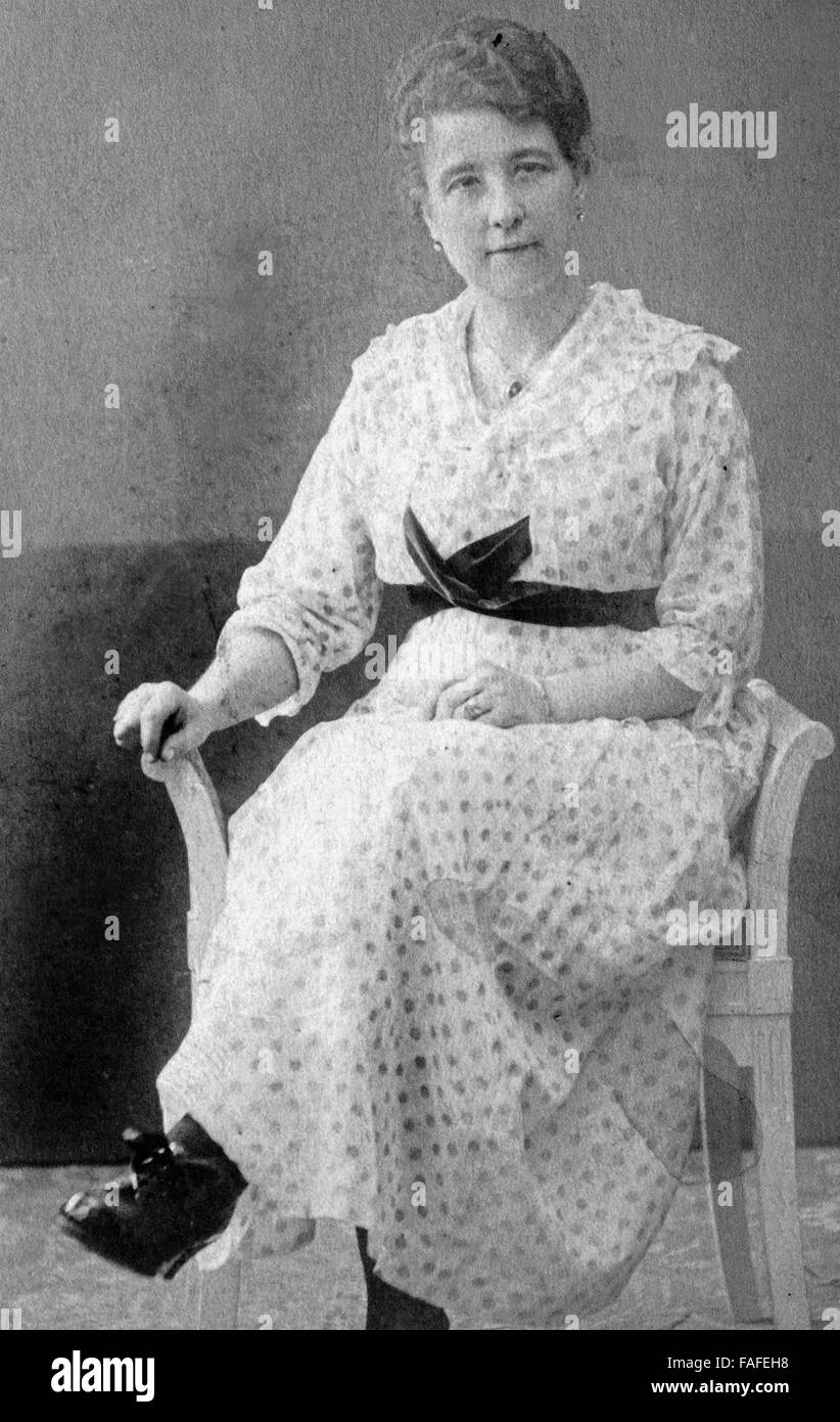Porträt einer Frau beim Fotografen, Deutschland 1900er Jahre. Ritratto di una donna al fotografo, Germania 1900s. Foto Stock