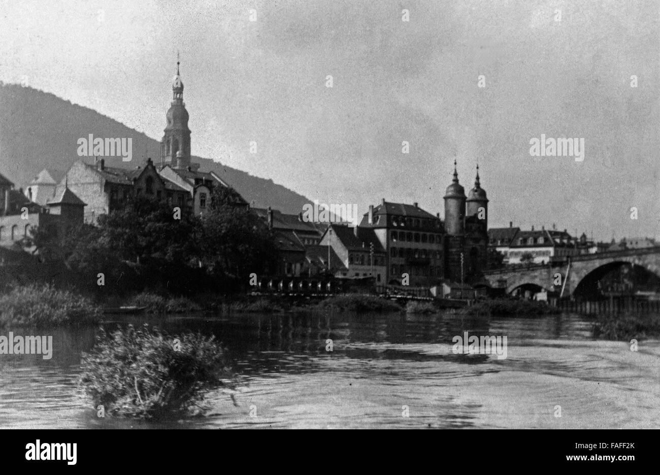Ferienfahrt durch fränkische Städte in den 1920er Jahren, hier: bei der Neckarbrücke in Heidelberg Foto Stock