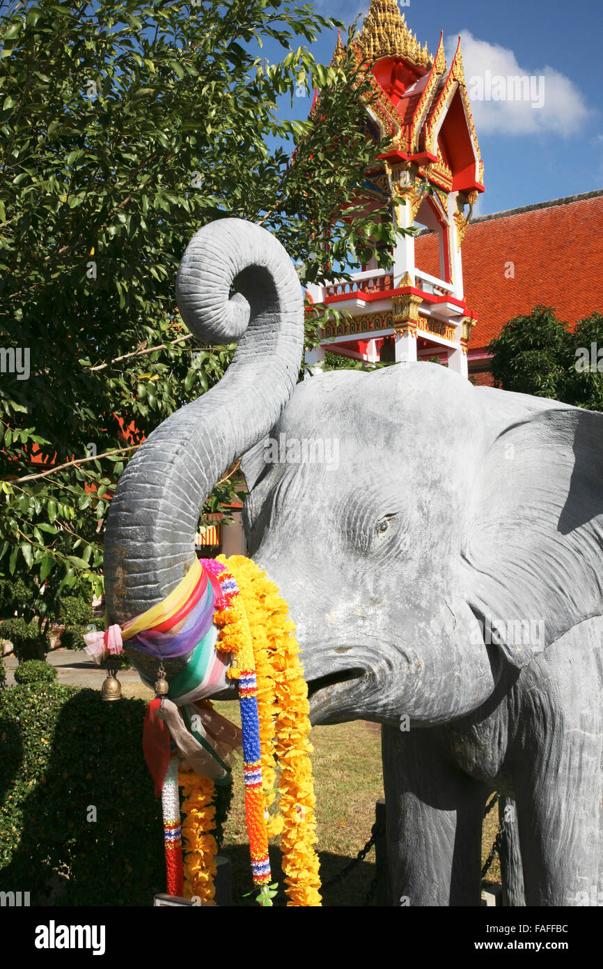 Thailandia Phuket Chalong Elephant statue al Wat Chalong Adrian Baker Foto Stock