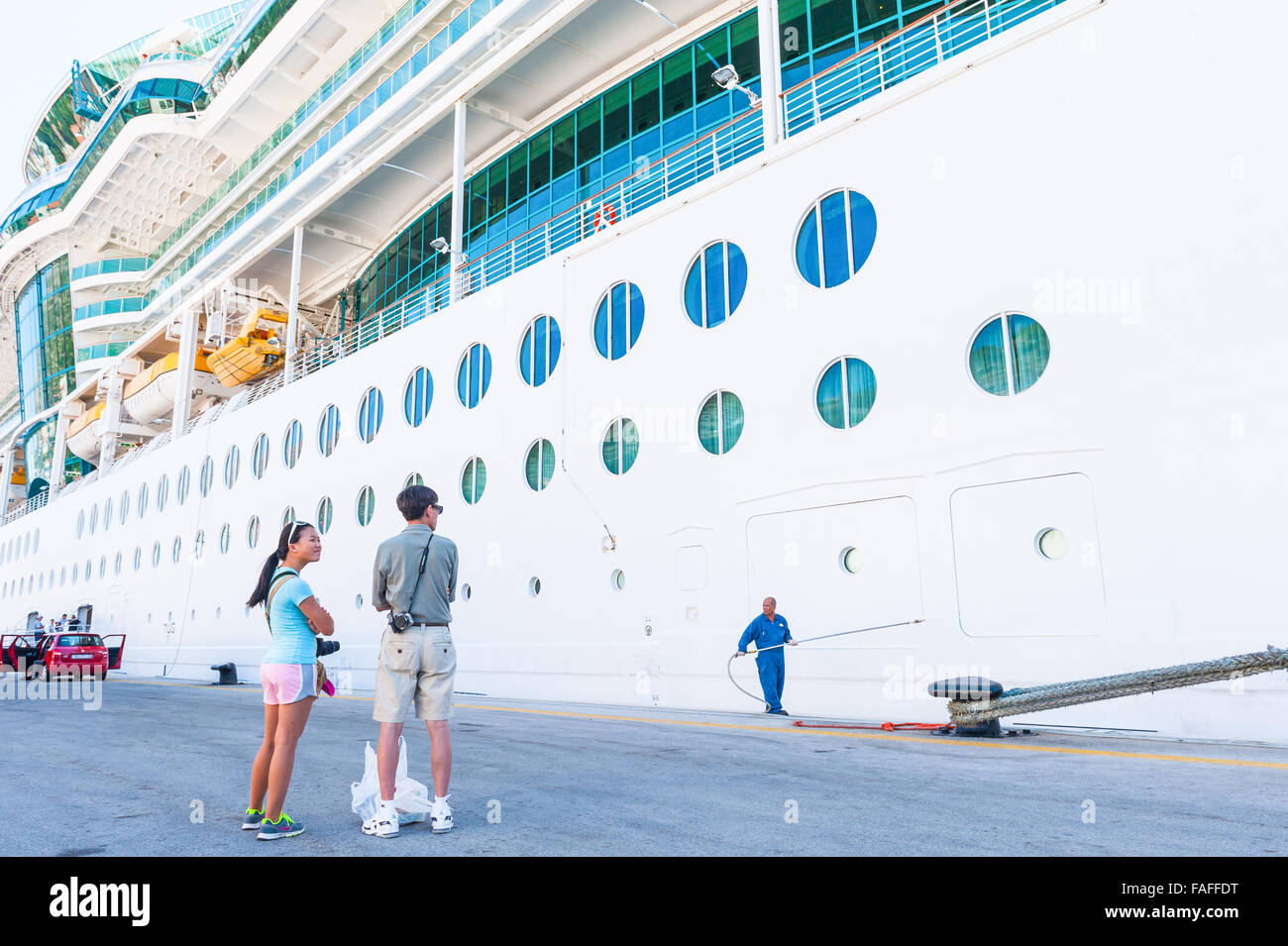 Padre e figlia guardare fino al giant ocean liner crociera serenata dei mari in Dubrovnik Croazia come si prepara per il viaggio. Foto Stock