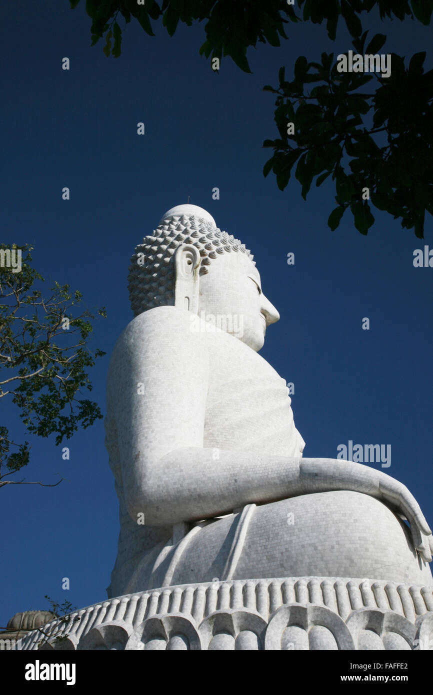 Thailandia Phuket Chalong il Big Buddha di Phuket conosciuto anche come il Phra Puttamingmongkol Akenakkiri Buddha 45 metri di altezza e 25 Foto Stock