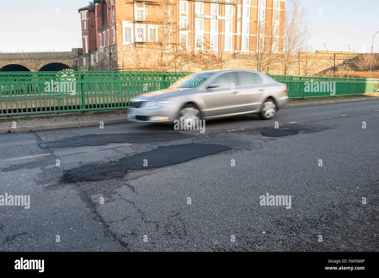 Un esempio di un potholed e riparato di strada nella città di Sheffield in South Yorkshire su Derek Dooley modo Foto Stock