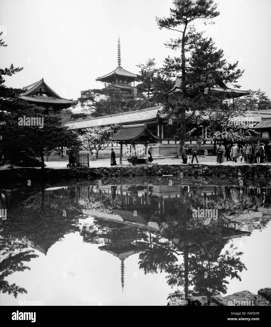 Der Horyuri Tempel mit circuizione fünfstöckigen Pagode spiegelt sich im heiligen vedere in Ikaruga, Giappone 1960er Jahre. Horyuri tempio e la sua pagoda riflettente nel lago santo a Ikaruga, Giappone 1960s. Foto Stock