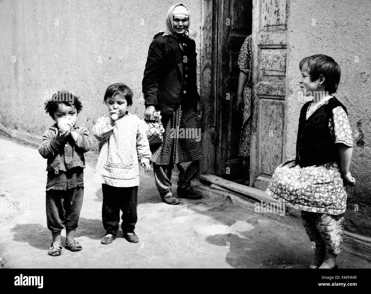 Frau und Kinder vor einem Hauseingang in Samarcanda in Usbekistan, Sowjetunion, 1970er Jahre. Donna e bambini all'entrata di una casa a Samarcanda in Uzbekistan, Unione Sovietica, 1970s. Foto Stock