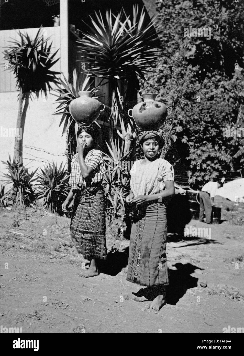 Frauen in Santiago Atitlan, Guatemala 1970er Jahre. Le donne di Santiago Atitlan, Guatemala 1970s. Foto Stock