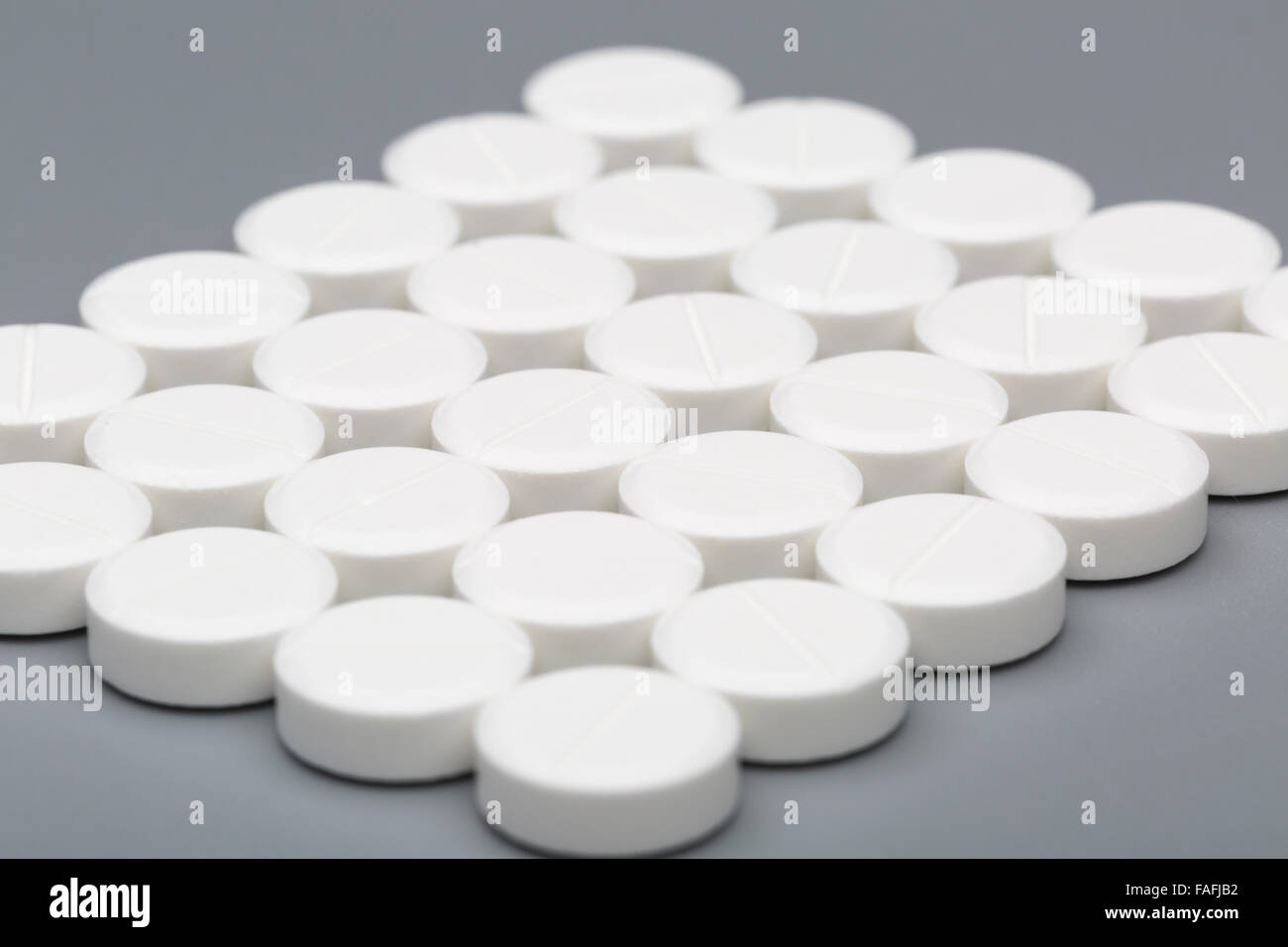 Medicina pillole di bianco su sfondo grigio Foto Stock
