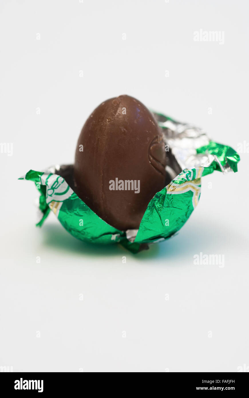 Uovo di cioccolato in metà di lamina srotolata Foto Stock