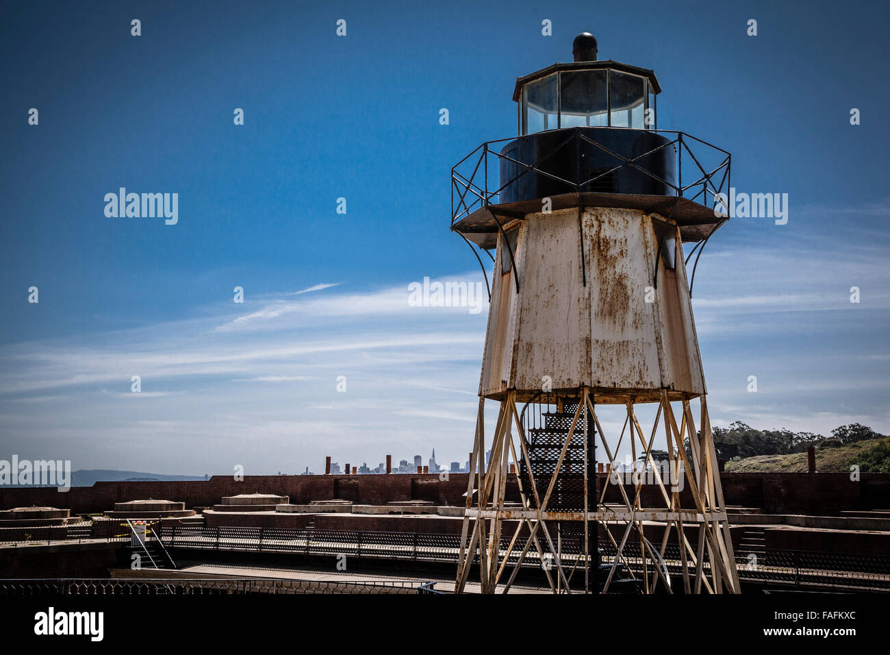 Fort Point lighthouse sotto il Golden Gate bridge Foto Stock