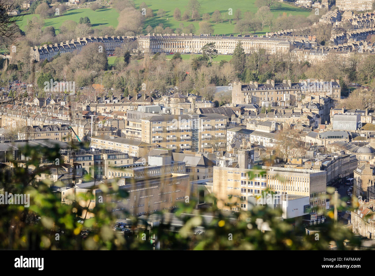 Bagno, Somerset, Regno Unito. Il 29 dicembre 2015. Le condizioni blande continuare nel sud ovest dove il sole caldo mette in evidenza la città storica di Bath architettura e il Royal Crescent. Gli ospiti godono di vedute della famosa abbazia e le strade di tutta la città visto dal Beechen Cliff Hill e il Parco di Alessandria. Oggi è una breve pausa in condizioni di bagnato prima di un nuovo sistema "storm Frank' si sposta in su mercoledì. Credito: Wayne Farrell/Alamy Live News Foto Stock