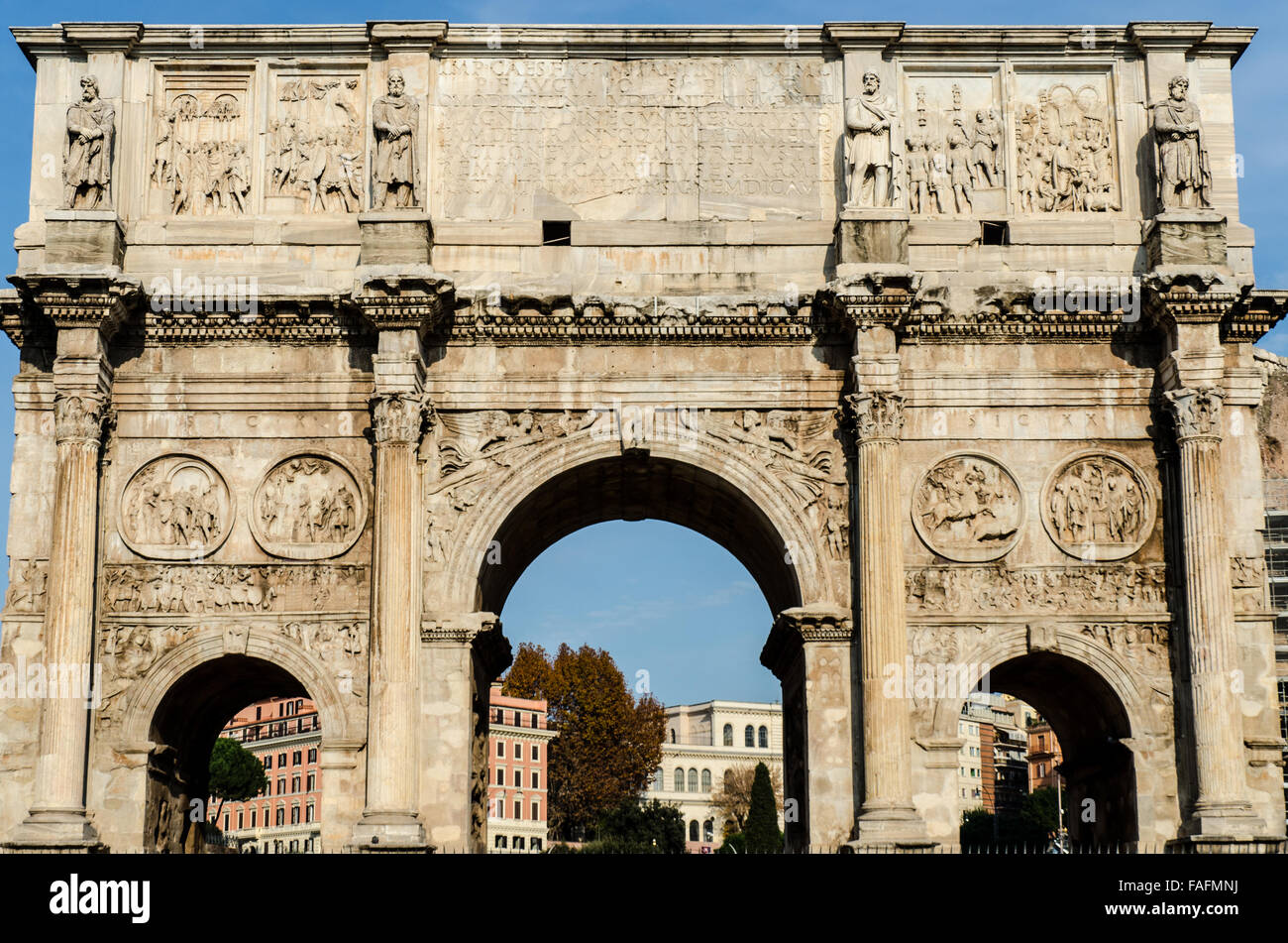 L'Arco di Costantino è un arco trionfale a Roma, situato tra il Colosseo e Palatino. Foto Stock