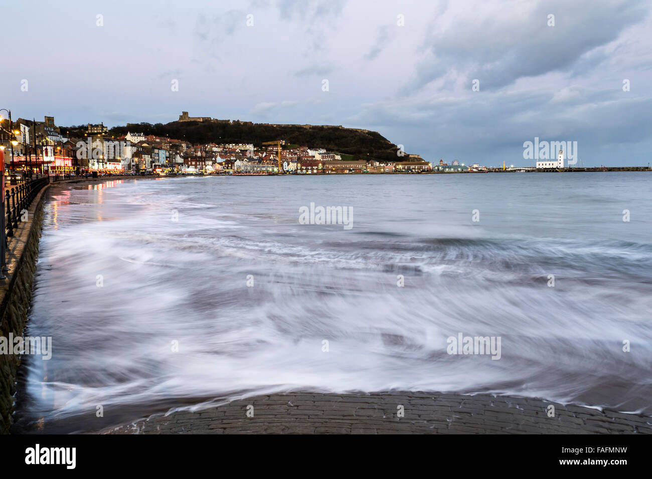 Scarborough South Bay al Tramonto ad alta marea, North Yorkshire Foto Stock