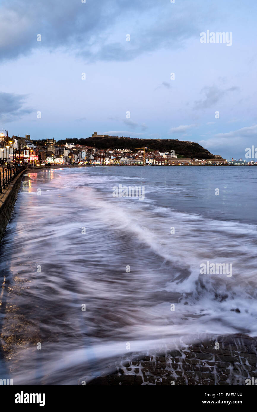Scarborough South Bay al Tramonto ad alta marea, North Yorkshire Foto Stock