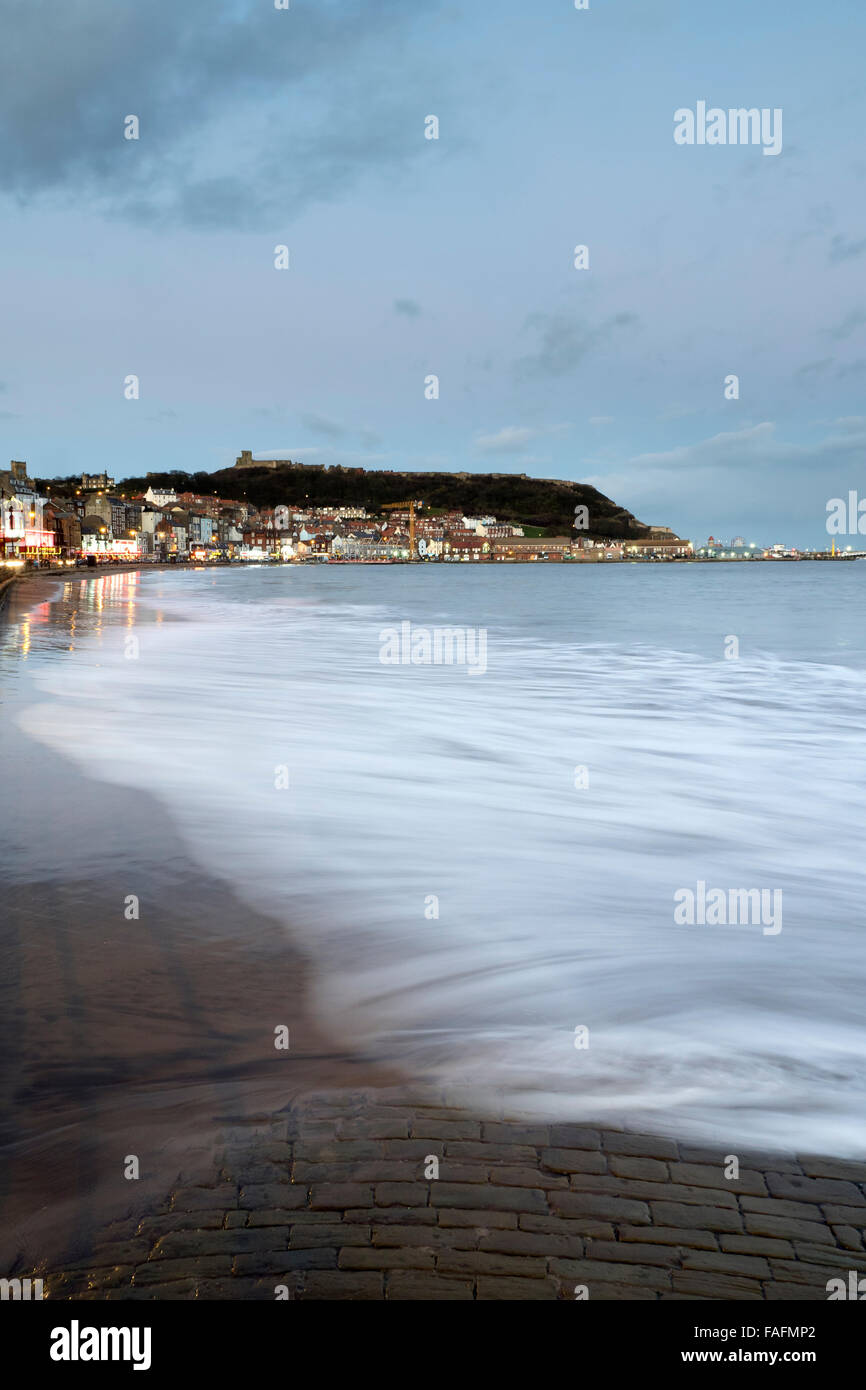 Scarborough South Bay al Tramonto ad alta marea, North Yorkshire Foto Stock