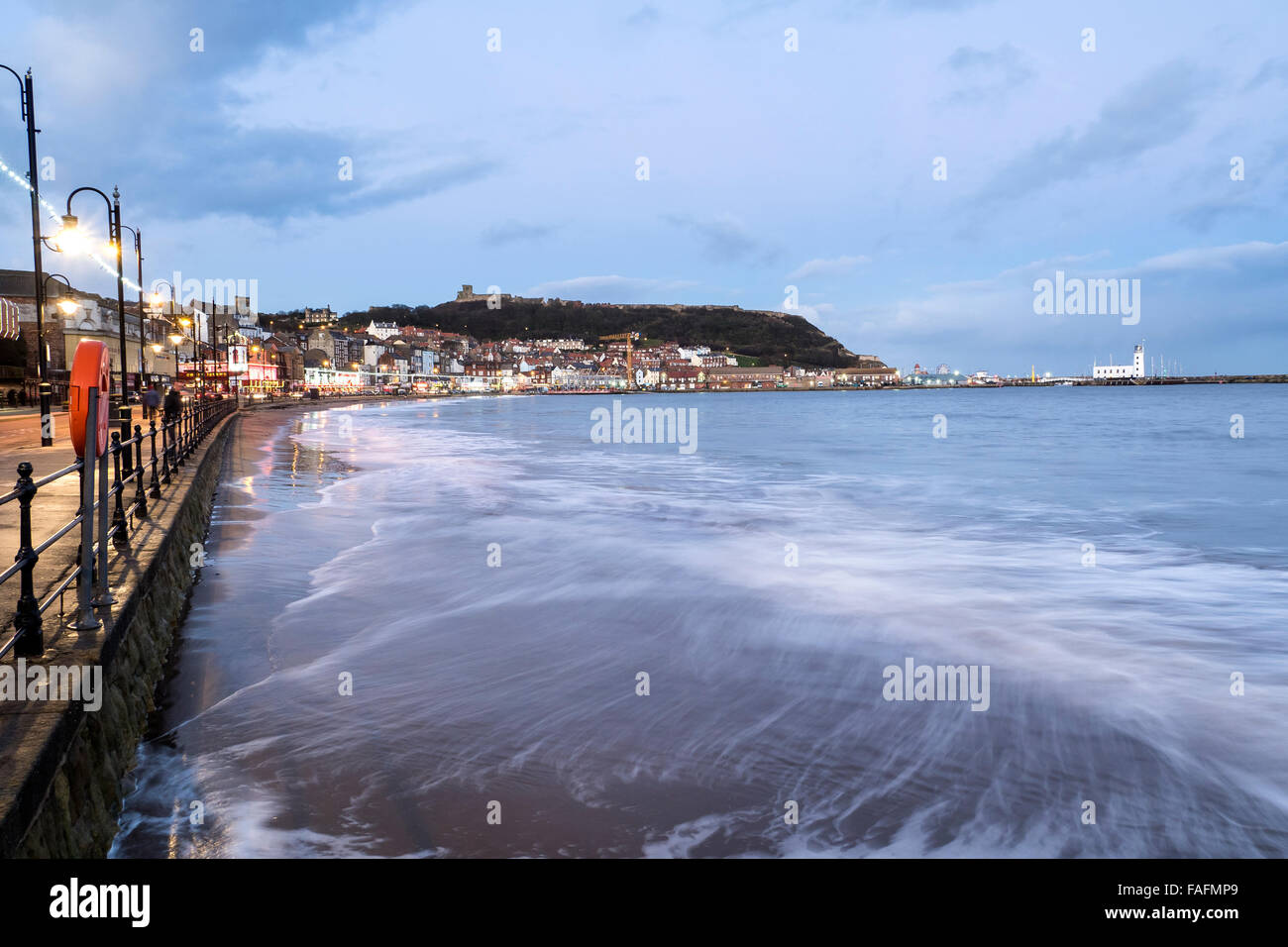 Scarborough South Bay al Tramonto ad alta marea, North Yorkshire Foto Stock