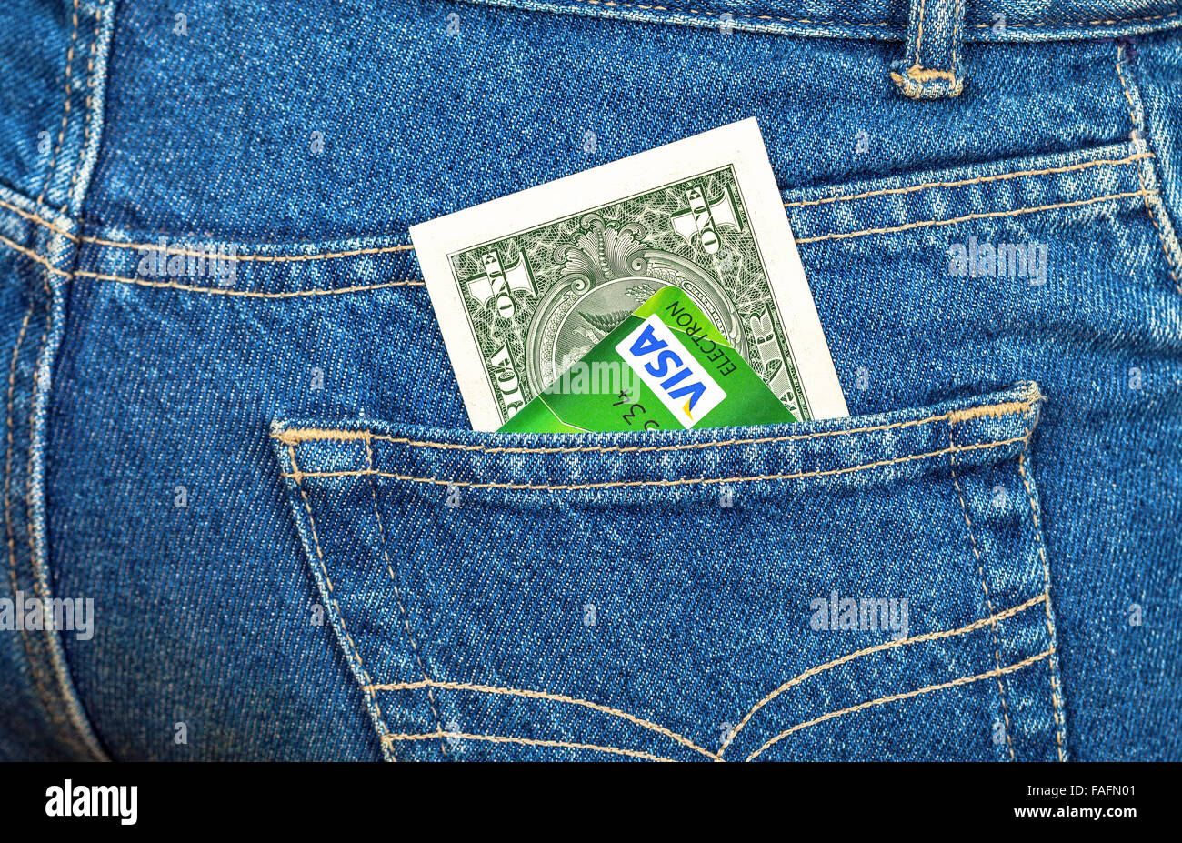 Un dollaro statunitense e la carta di credito Visa fuori della schiena tasca dei jeans Foto Stock