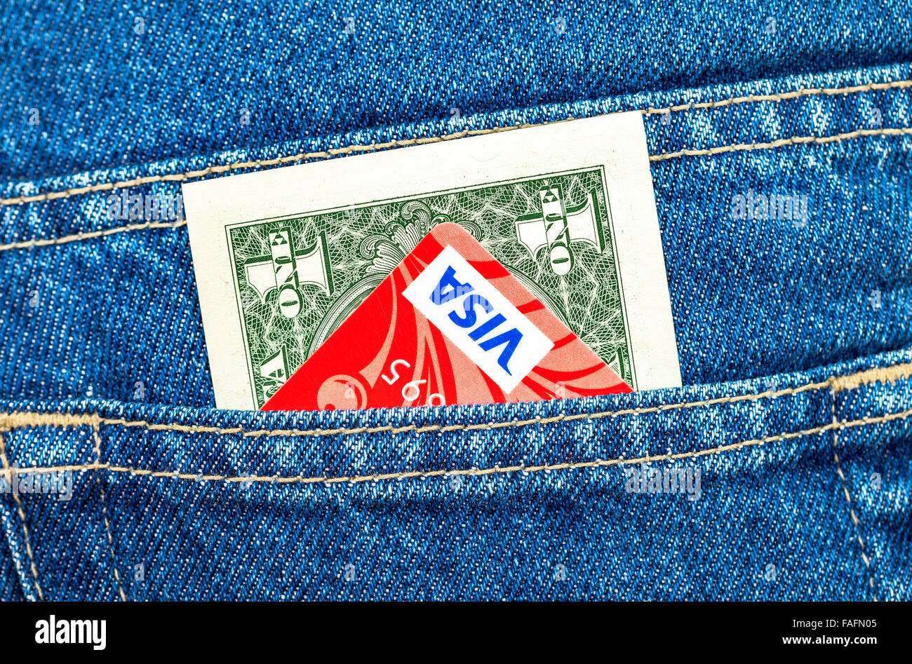 Un dollaro statunitense e la carta di credito Visa fuori della schiena tasca dei jeans Foto Stock