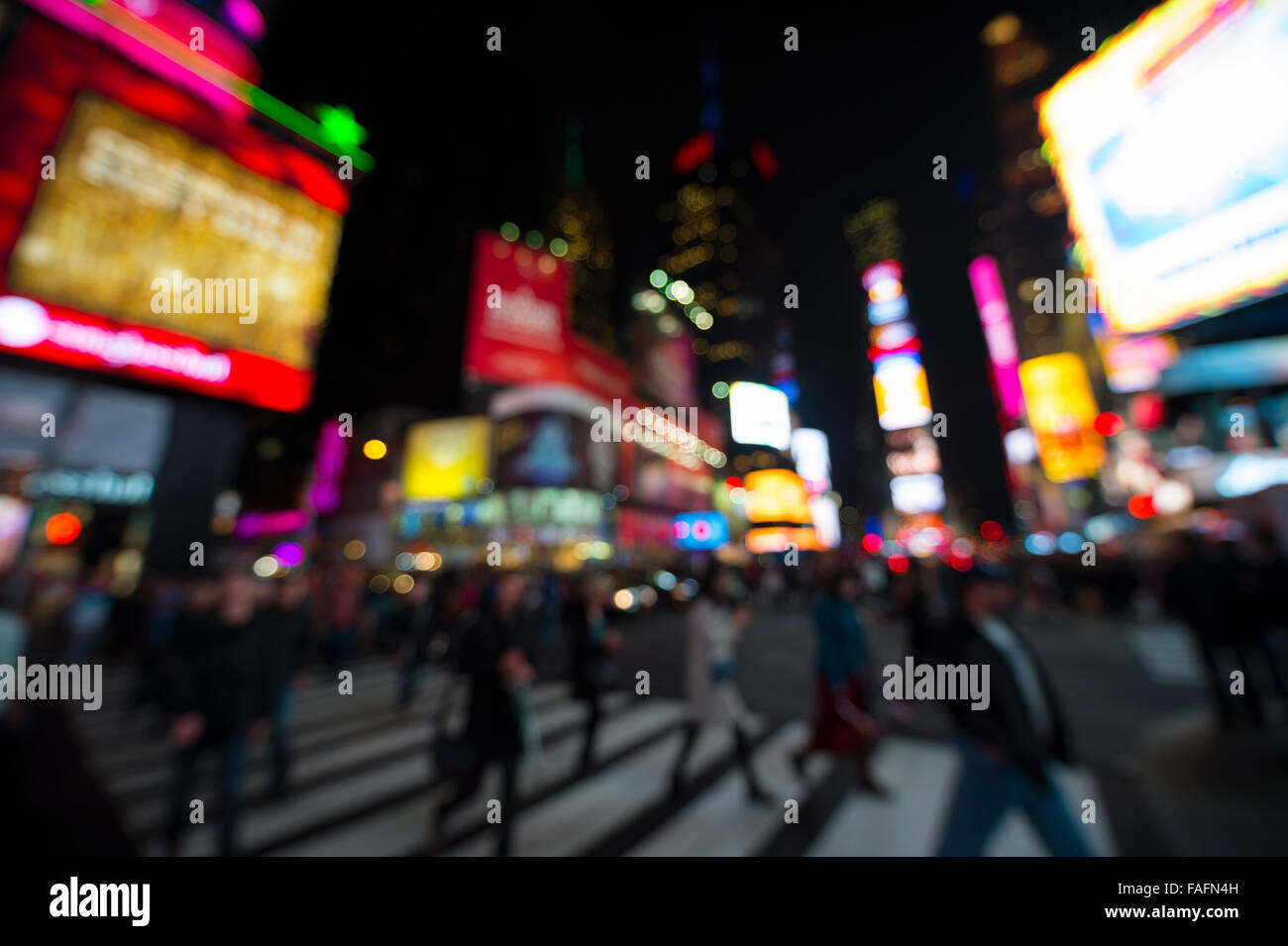 Defocalizzazione vista Times Square digital signage, traffico e vacanze folla in piombo-fino a Capodanno a New York City, Stati Uniti d'America Foto Stock