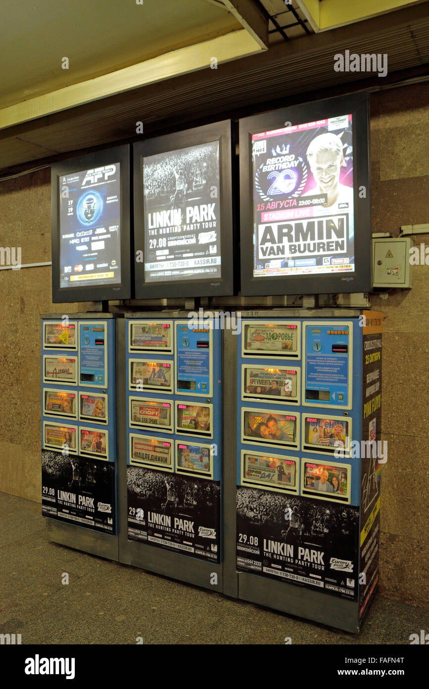 A gettone magazine vending/macchine di erogazione su passerelle sotto le strade e di collegamento tra le stazioni della metropolitana di Mosca, Russia. Foto Stock