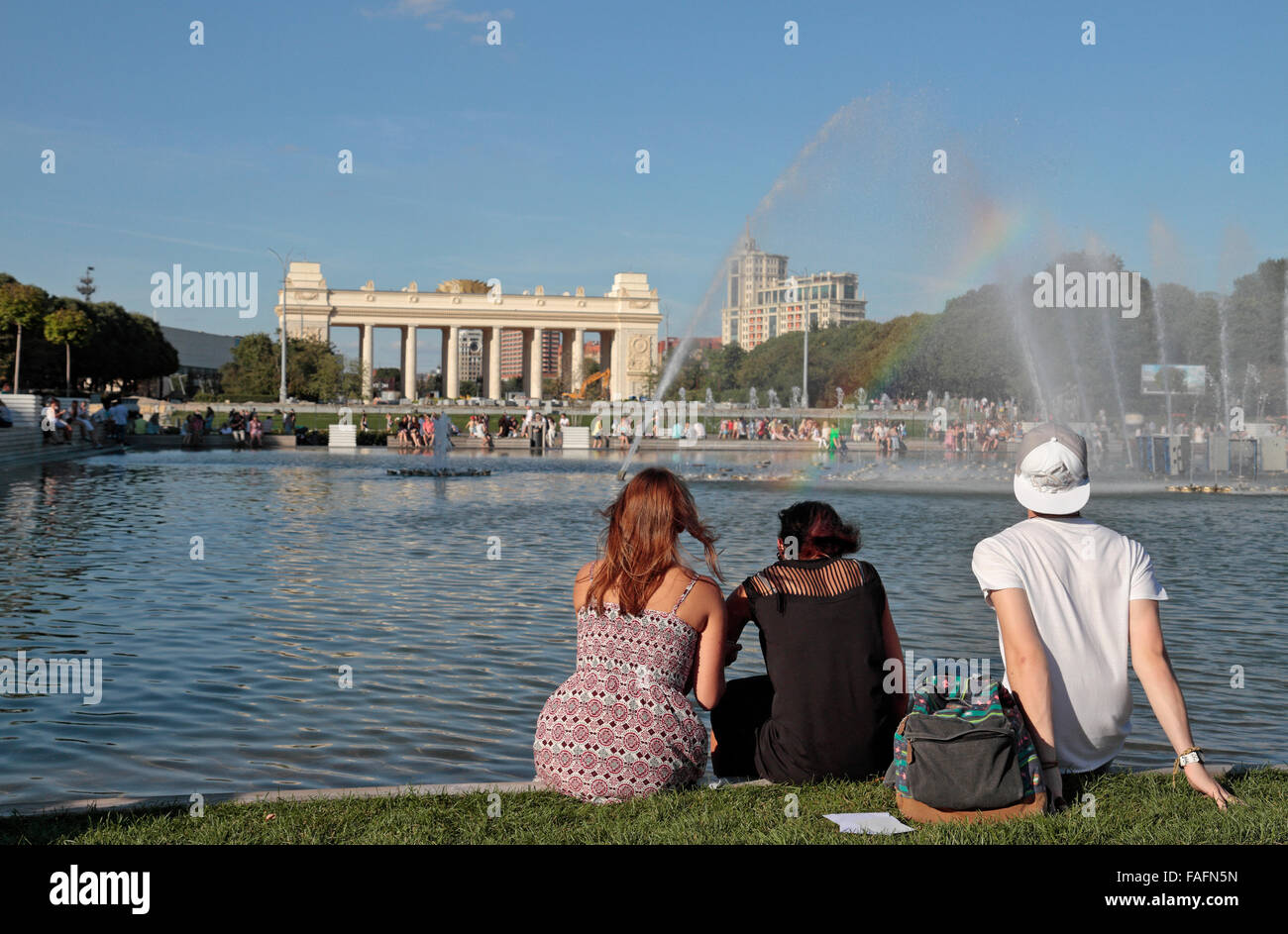Le persone sedute accanto al lago principale in Gorky Park, Mosca, Russia. Foto Stock