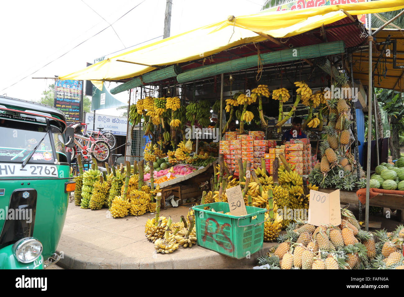 Mercato della frutta in stallo da strada in Sri Lanka la vendita delle banane con tuk tuk Foto Stock