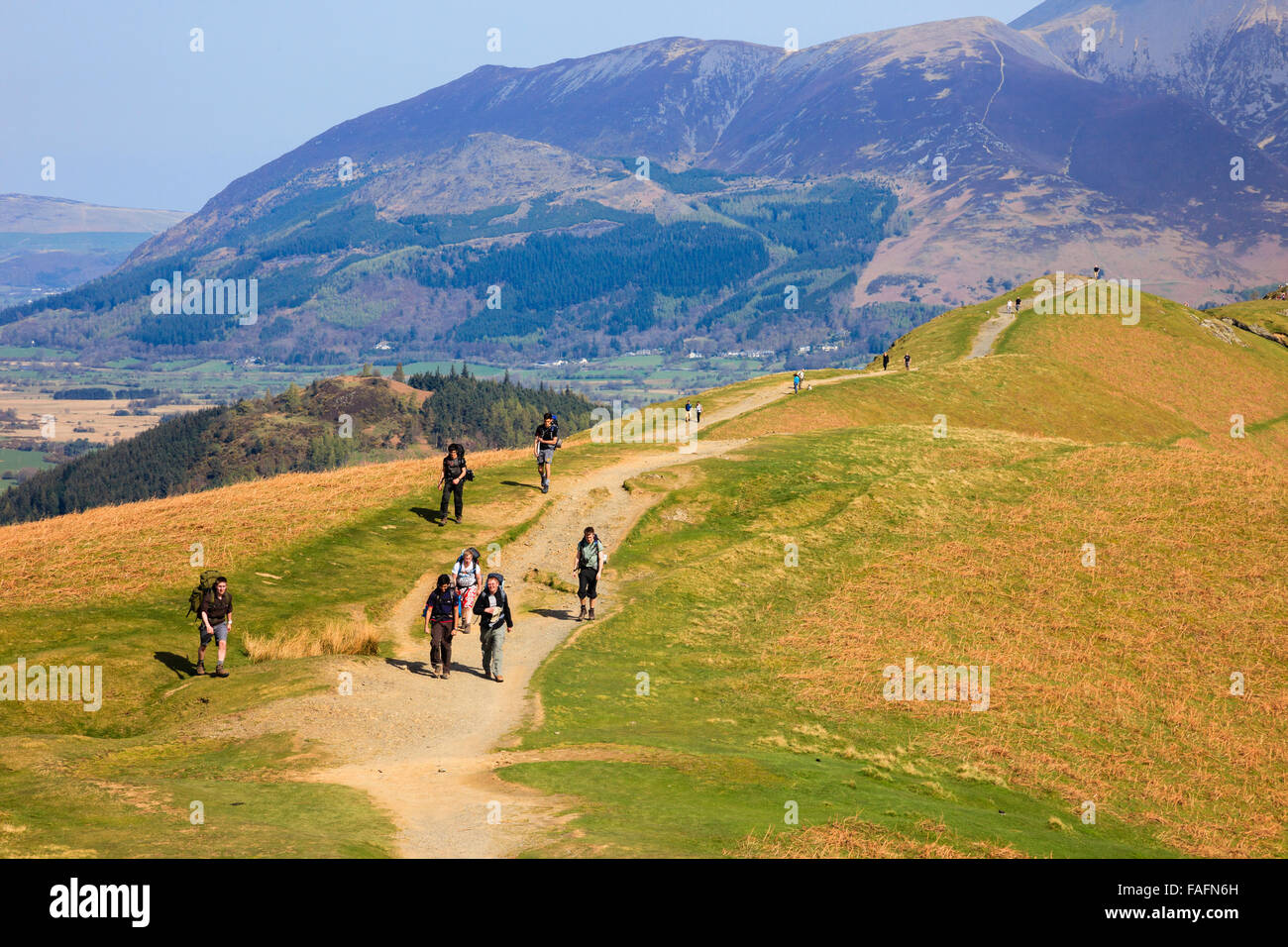 Giovani Trekking e backpacking sul sentiero fino a Catbells montagna nel Parco Nazionale del Distretto dei Laghi. Cumbria Inghilterra UK Gran Bretagna Foto Stock