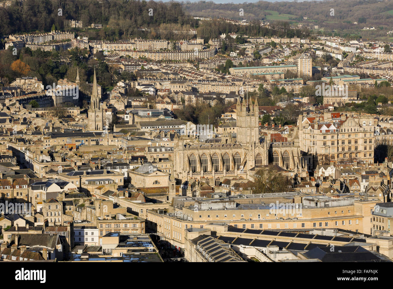 Bagno, Somerset, Regno Unito. Il 29 dicembre 2015. Le condizioni blande continuare nel sud ovest dove il sole caldo mette in evidenza la città storica di Bath architettura. Gli ospiti godono di vedute della famosa abbazia e le strade di tutta la città visto dal Beechen Cliff Hill e il Parco di Alessandria. Oggi è una breve pausa in condizioni di bagnato prima di un nuovo sistema "storm Frank' si sposta in su mercoledì. Credito: Wayne Farrell/Alamy Live News Foto Stock