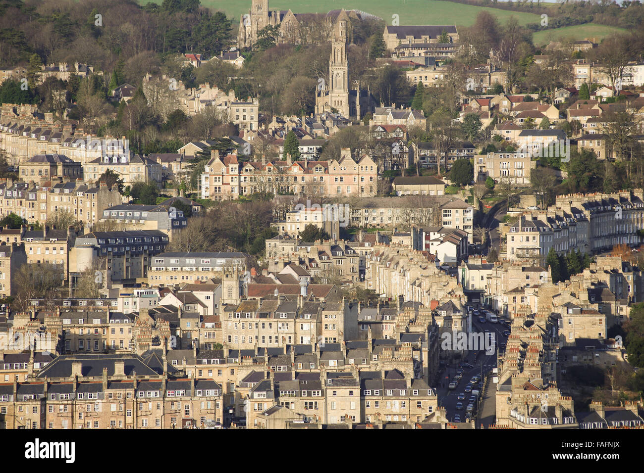 Bagno, Somerset, Regno Unito. Il 29 dicembre 2015. Le condizioni blande continuare nel sud ovest dove il sole caldo mette in evidenza la città storica di Bath architettura. Gli ospiti godono di vedute della famosa abbazia e le strade di tutta la città visto dal Beechen Cliff Hill e il Parco di Alessandria. Oggi è una breve pausa in condizioni di bagnato prima di un nuovo sistema "storm Frank' si sposta in su mercoledì. Credito: Wayne Farrell/Alamy Live News Foto Stock