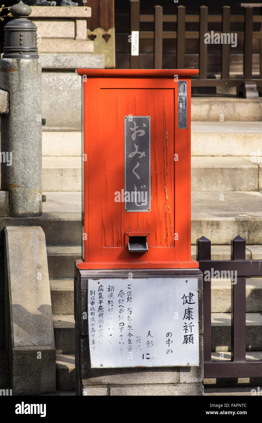 Omikuji (fortuna) casella al santuario Gojoten nel Parco di Ueno, Tokyo Giappone Foto Stock