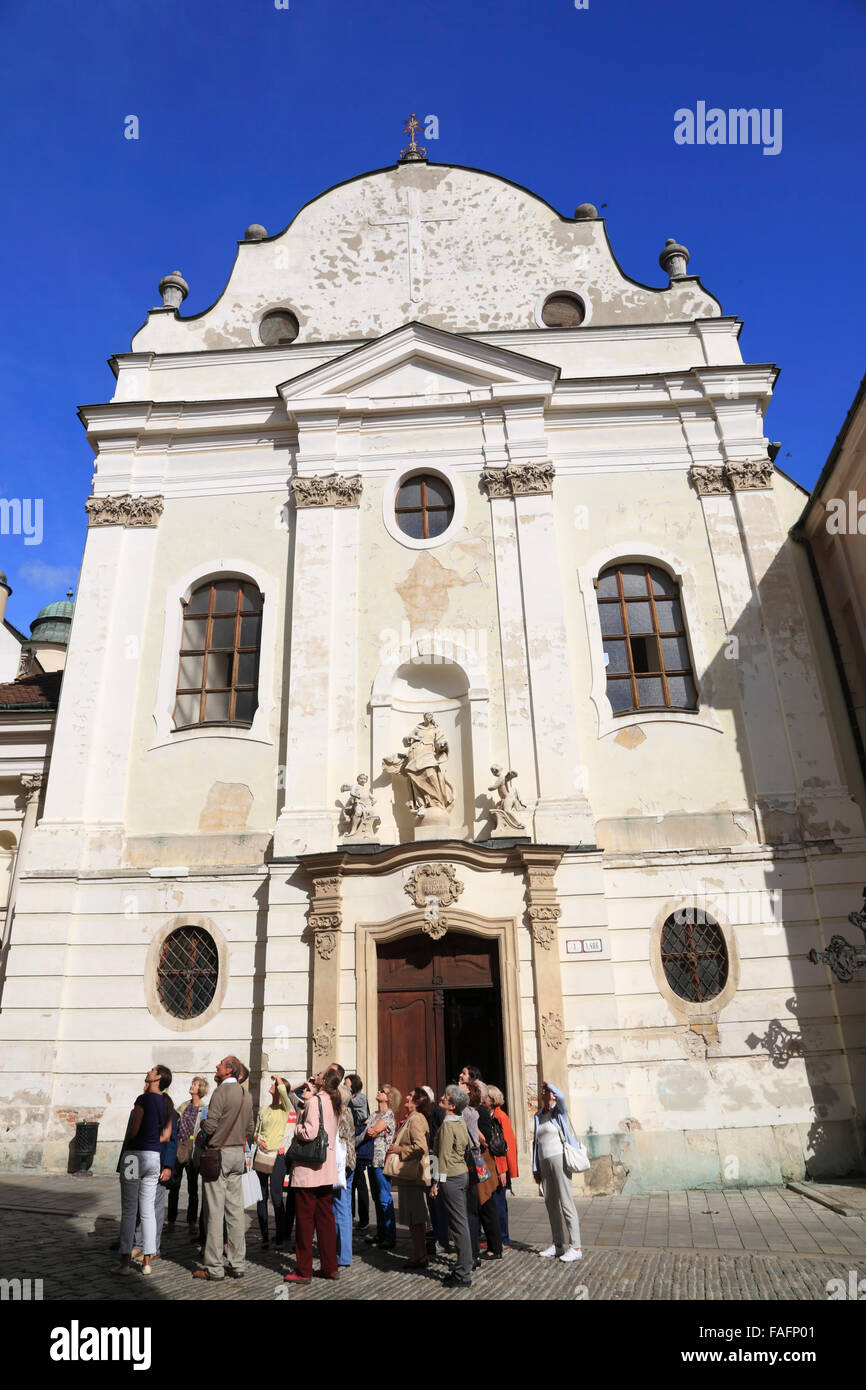 Guidate tour turistici nella parte anteriore della Chiesa Franciskaner, Bratislava, Slowakei, Europa Foto Stock