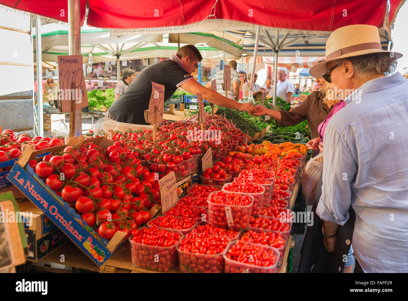 Cibo Sicilia persone, vista della gente che acquista pomodori freschi nel mercato dell'isola di Ortigia, Siracusa (Siracusa), Sicilia. Foto Stock