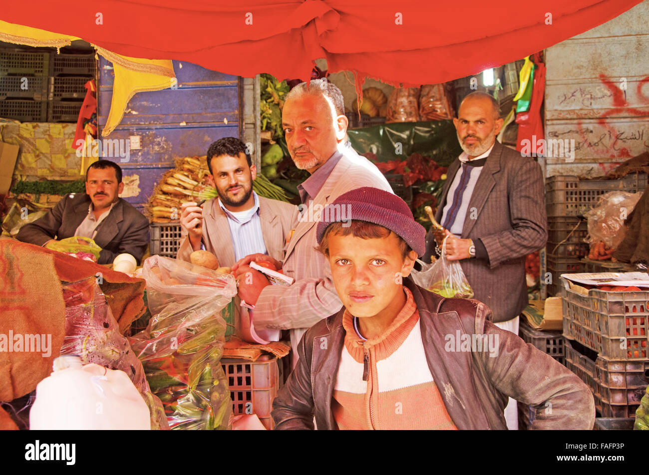 Yemen, Medio Oriente: quattro uomini yemeniti e un ragazzo nel mercato del sale della Città Vecchia di Sana'a, suq, vita quotidiana Foto Stock