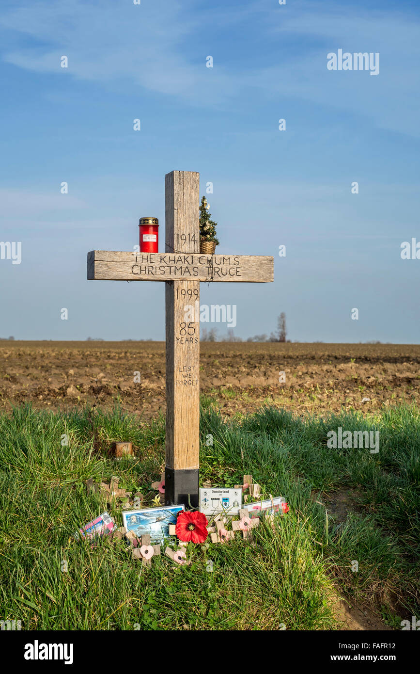La Prima Guerra Mondiale Khaki Chums Croce monumento a ricordare il Natale tregua nella terra di nessuno di Ploegsteert, Fiandre Occidentali, Belgio Foto Stock