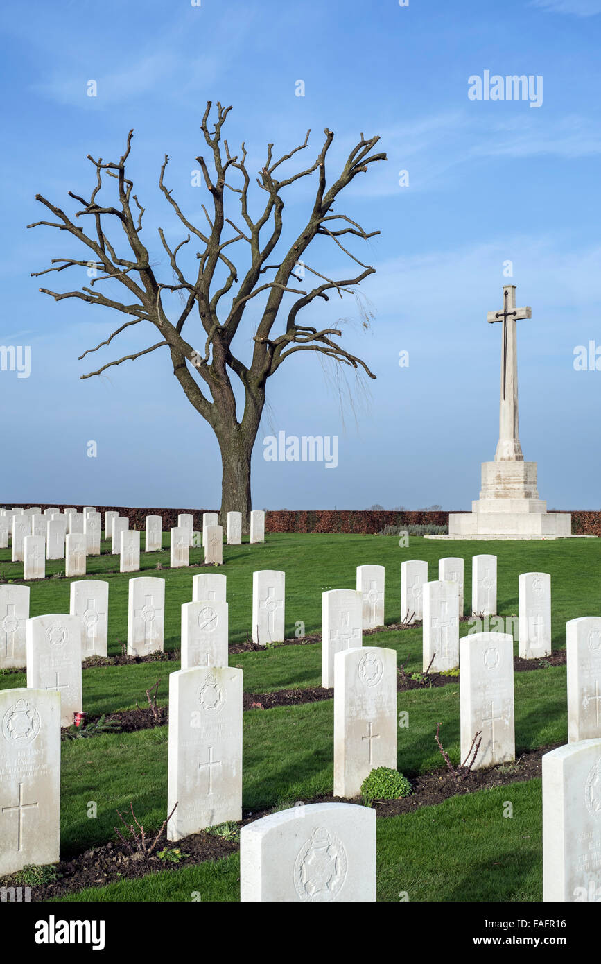 Lapidi bianco alla Prima Guerra Mondiale Prowse punto cimitero militare nei pressi di Ploegsteert, Fiandre Occidentali, Belgio Foto Stock