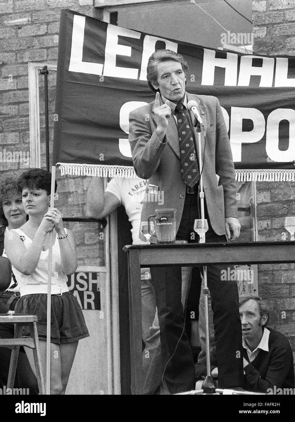 Dennis Skinner MP che parla al Miners Rally di Rugeley durante I 1984 minatori sciopero 15/8/1984 FOTO DI DAVID BAGNALL Coal Minatori minerari che estraggono la Gran Bretagna nel Regno Unito Foto Stock