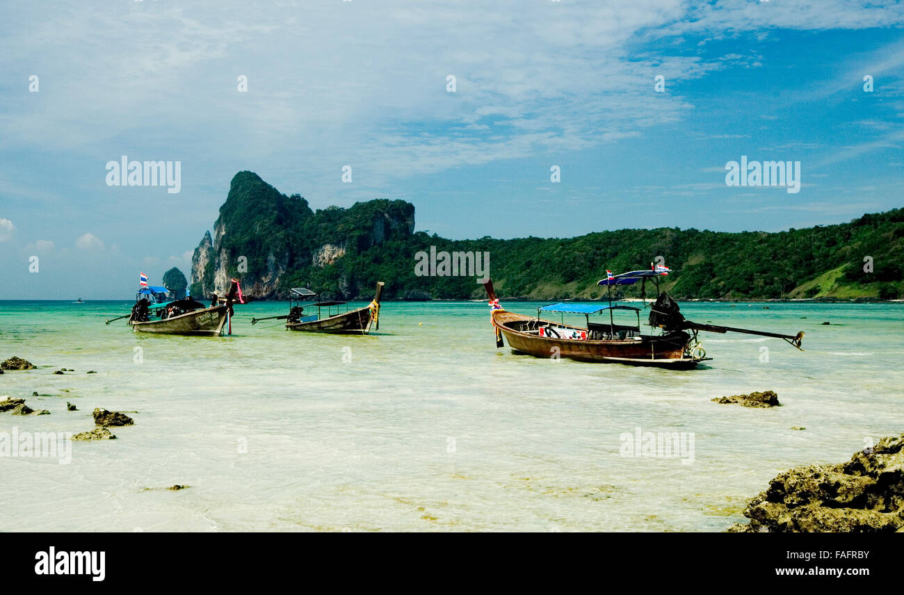 Barche da pesca a terra in attesa di marea. Della Thailandia Foto Stock