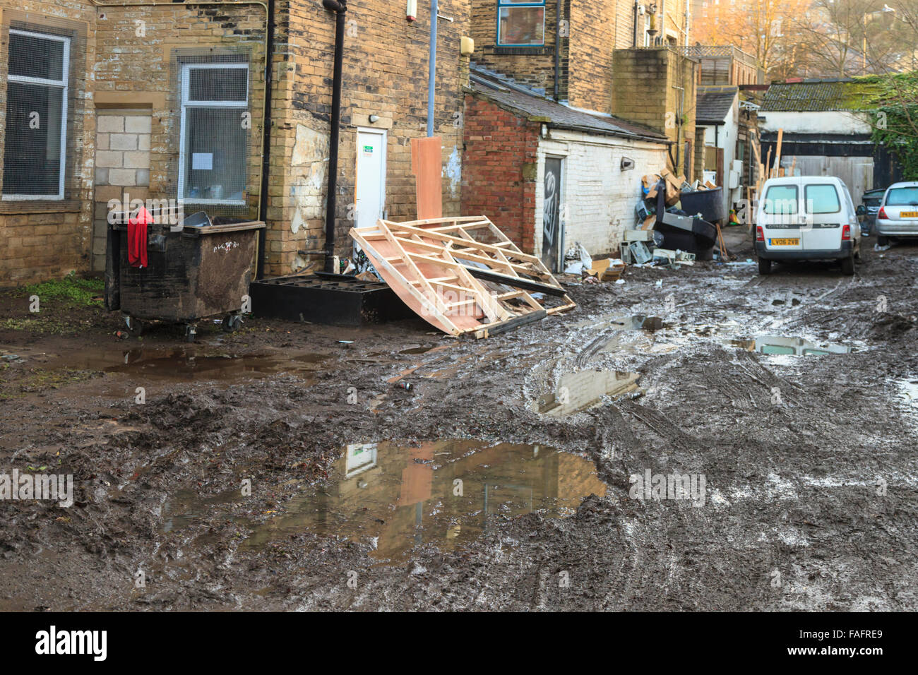 Hebden Bridge, Regno Unito. 29 Dic, 2015. Il fango ricopre una strada in Hebden Bridge dopo il Boxing Day inondazioni Credito: Graham Hardy/Alamy Live News Foto Stock