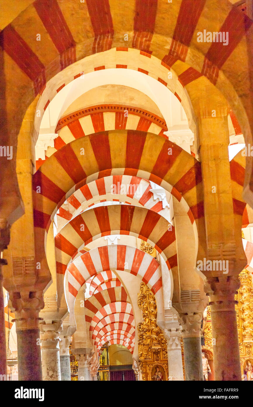 Archi pilastri Mezquita Cordoba Spagna. Creato in 785 come una moschea, è stato convertito in una cattedrale nel 1500. Foto Stock