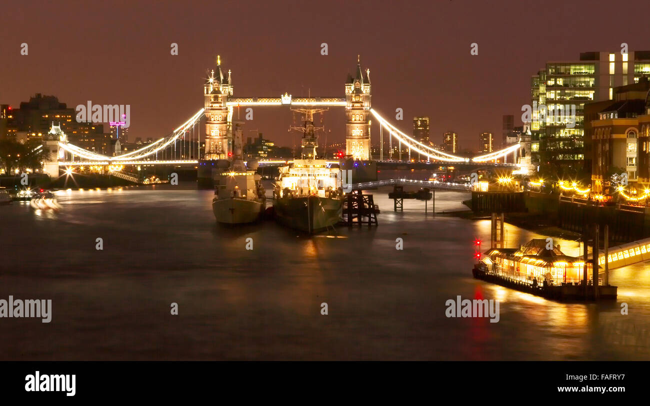 - Londra Inghilterra REGNO UNITO Tower Bridge aprirsi con una chiatta Thames nave passando attraverso il dispositivo HMS Belfast Foto Stock