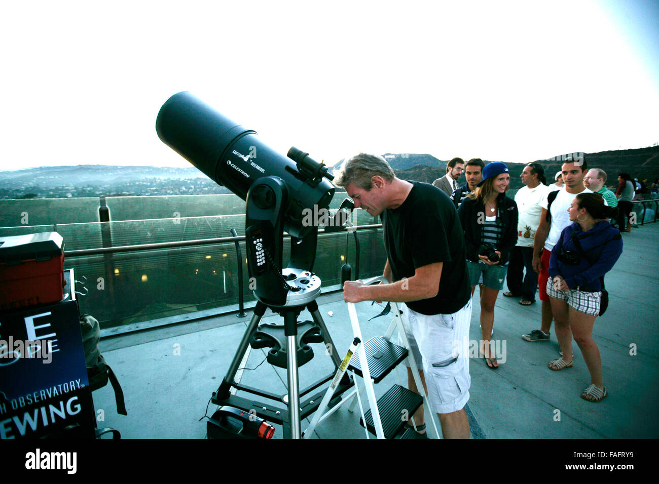 Uomo Che Guarda Le Stelle Uomo che guarda la luna immagini e fotografie stock ad alta risoluzione