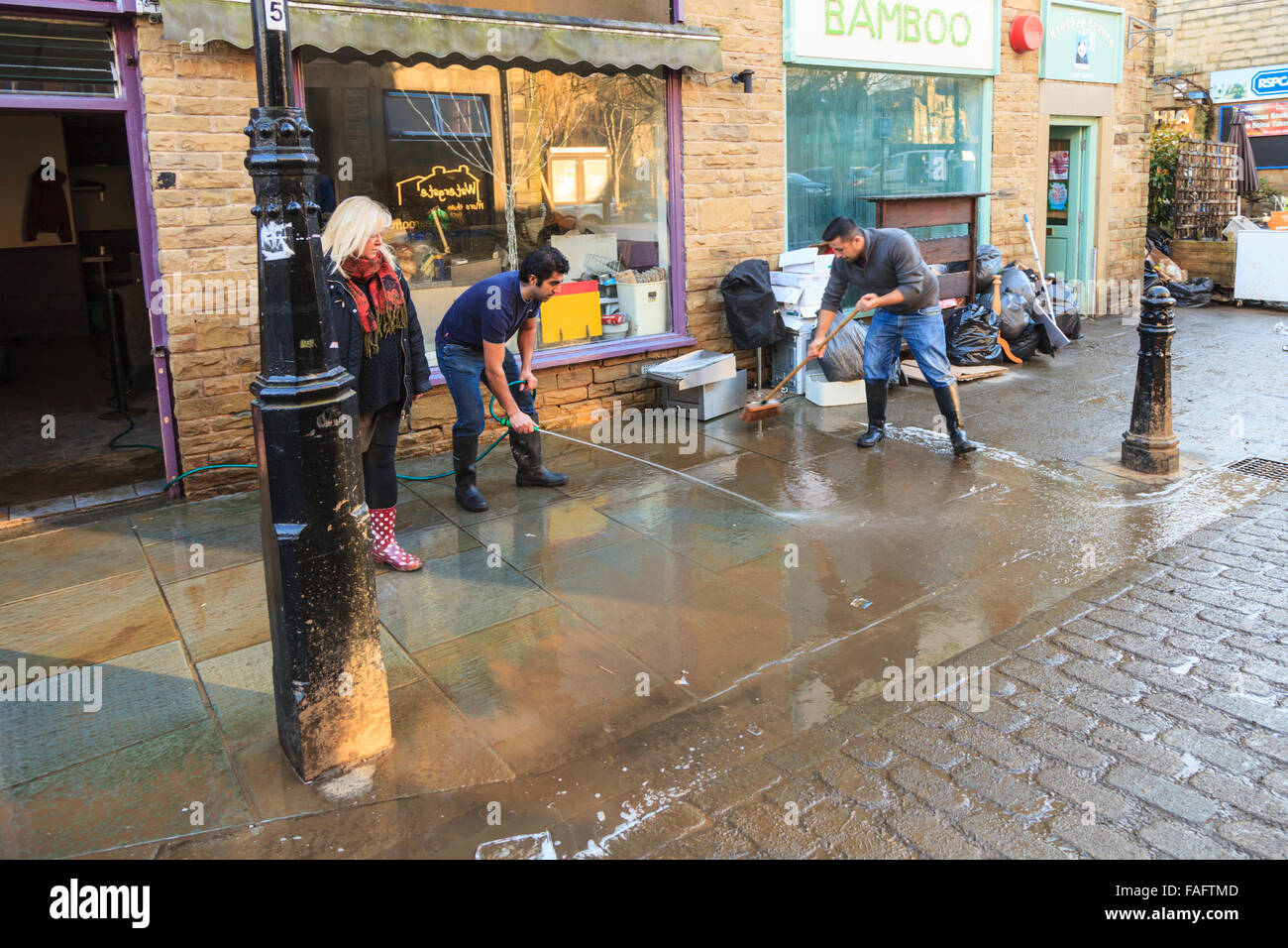 Hebden Bridge, Regno Unito. 29 Dic, 2015. Contenuto di un negozio accatastati sulla strada di Hebden Bridge due giorni dopo il Boxing Day inondazioni Credito: Graham Hardy/Alamy Live News Foto Stock