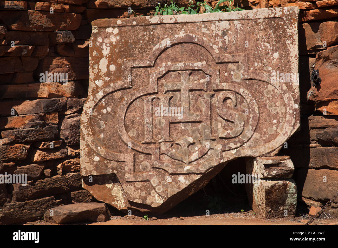 Emblema dei gesuiti, rovine della missione dei gesuiti di San Ignacio mini, Provincia Misiones, Argentina Foto Stock