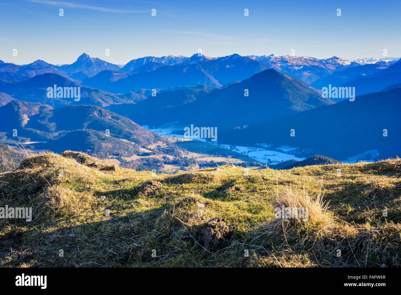 Vista da Jochberg di montagna delle Alpi in Baviera, Germania con spazio libero Foto Stock