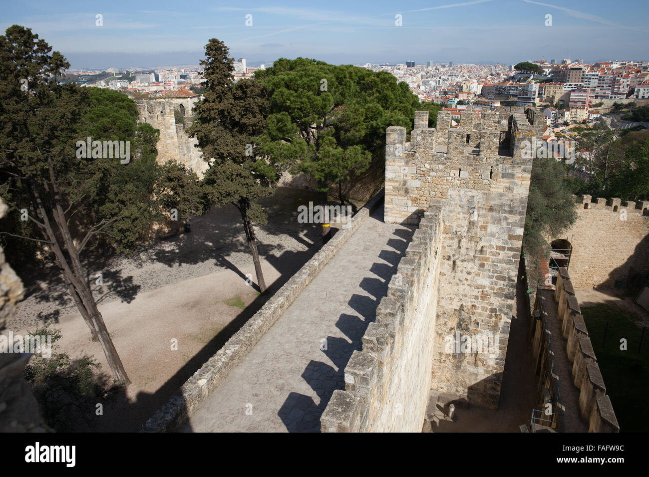 Il Portogallo, Lisbona, Castello di San Giorgio (Castelo de Sao Jorge), punto di riferimento della città, fortificazione medievale Foto Stock