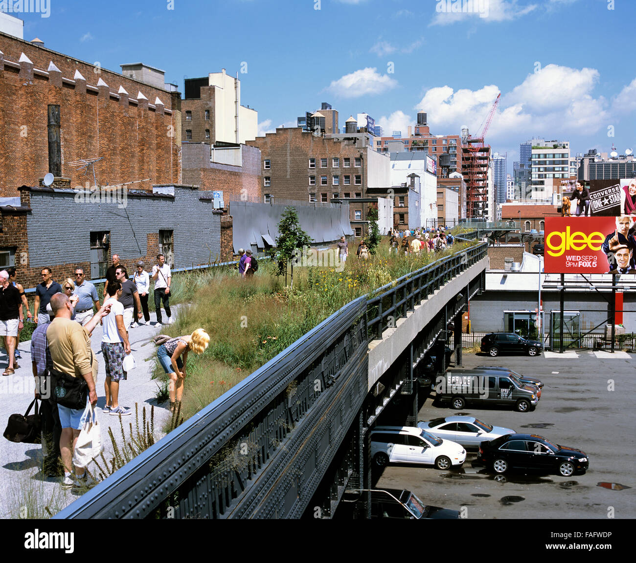Vista della linea alta, Manhattan, New York - un ex elevata linea ferroviaria ora convertito in un nuovo parco e il sentiero percorso. Foto Stock
