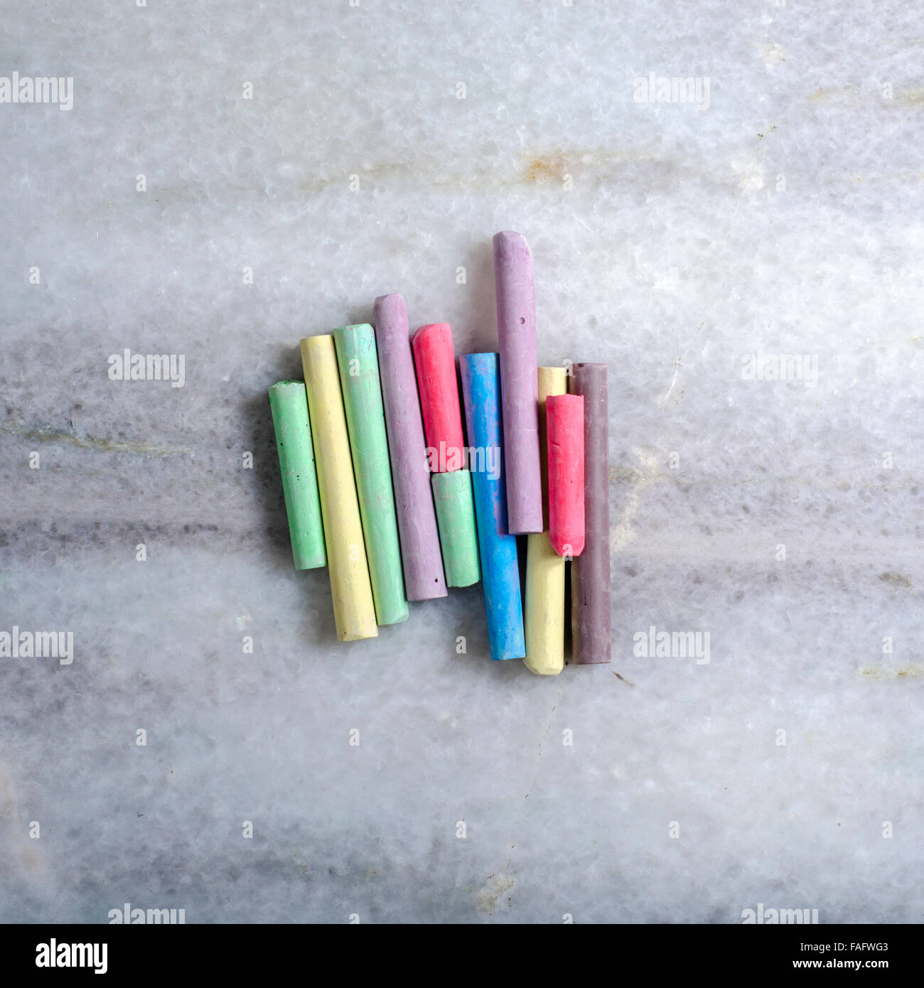 Vista dall'alto di partite multicolore di gesso sulla tavola di marmo Foto Stock