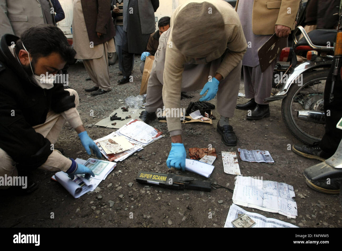 (151229) -- MARDAN DUE, Dic 29, 2015 (Xinhua) -- poliziotti di esaminare un sito blast a Dosehra Chowk area di Mardan due, un distretto nel Khyber Pakhtunkhwa provincia, in Pakistan il 29 dicembre 2015. Almeno 26 persone sono state uccise e 52 altri feriti in un attentato esplosione che ha colpito un Gov't edificio nel Pakistan nordoccidentale della provincia di Khyber Pakhtunkhwa martedì. (Xinhua/Umar Qayyum) Foto Stock